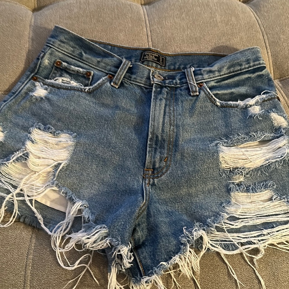 HIGH RISE DISTRESSED DENIM SHORTS